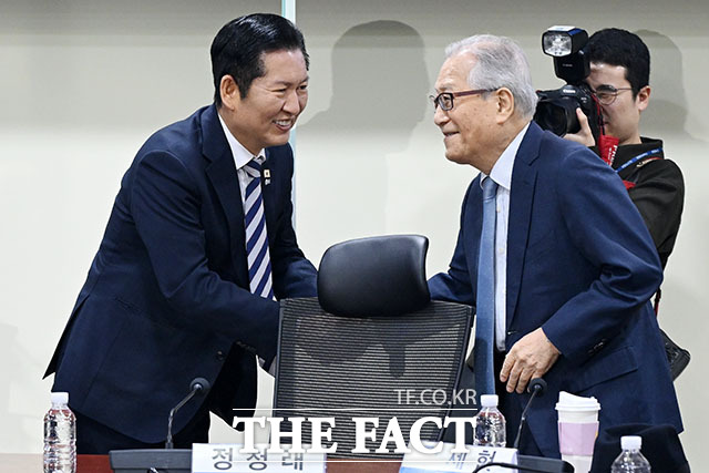 한반도평화신전략위원회 출범식에 참석해 인사말 하는 정 대표.