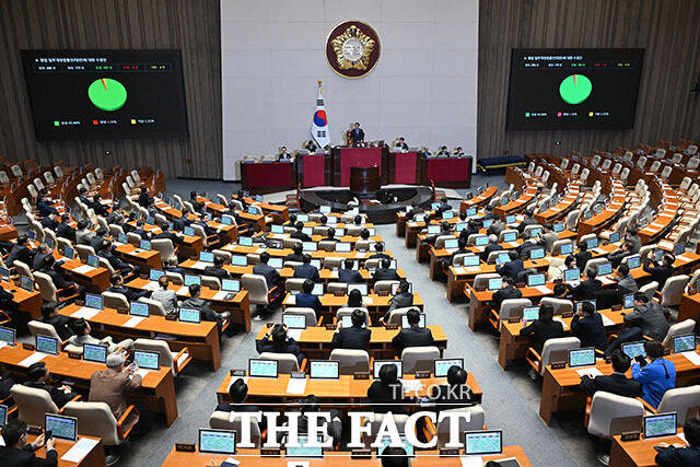 우원식 국회의장이 26일 오후 서울 여의도 국회에서 열린 제432회 국회(임시회) 제8차 본회의에서 형법일부개정법률안(수정안)에 대한 가결은 선포하고 있다. /국회=남용희 기자