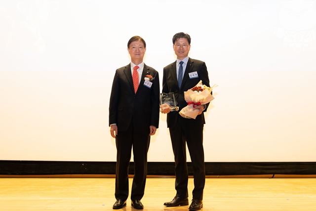 이찬진 금융감독원장(왼쪽)과 강태영 NH농협은행장이 '2025년 1사1교 금융교육' 금융감독원장상 시상식에서 기념촬영을 하고 있다. /NH농협은행