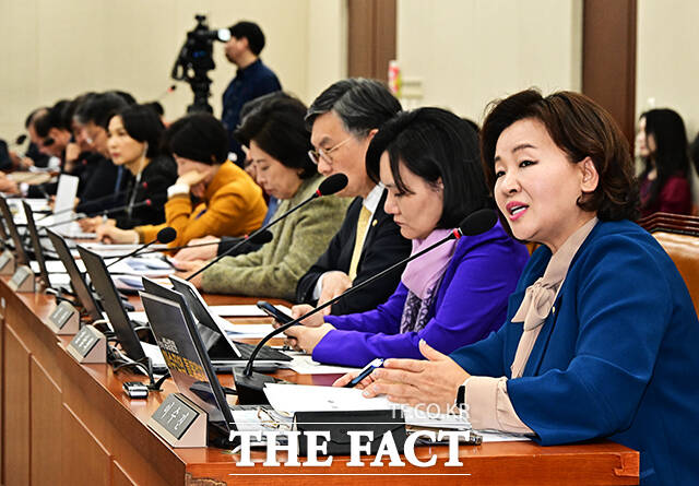 이수진 더불어민주당 의원이 26일 오전 서울 여의도 국회에서 열린 보건복지위원회 전체회의에 참석해 의사진생 발언을 하고 있다. /국회=배정한 기자