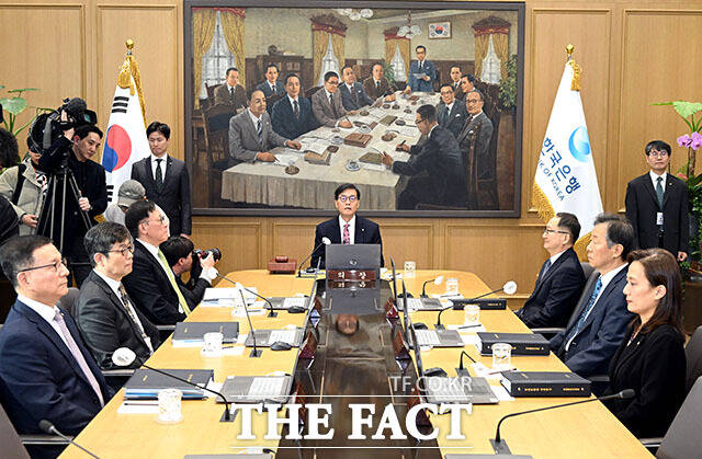 이창용 한국은행 총재가 26일 서울 중구 한국은행 본관에서 열린 금융통화위원회 본회의에서 의사봉을 두드리고 있다. /사진공동취재단