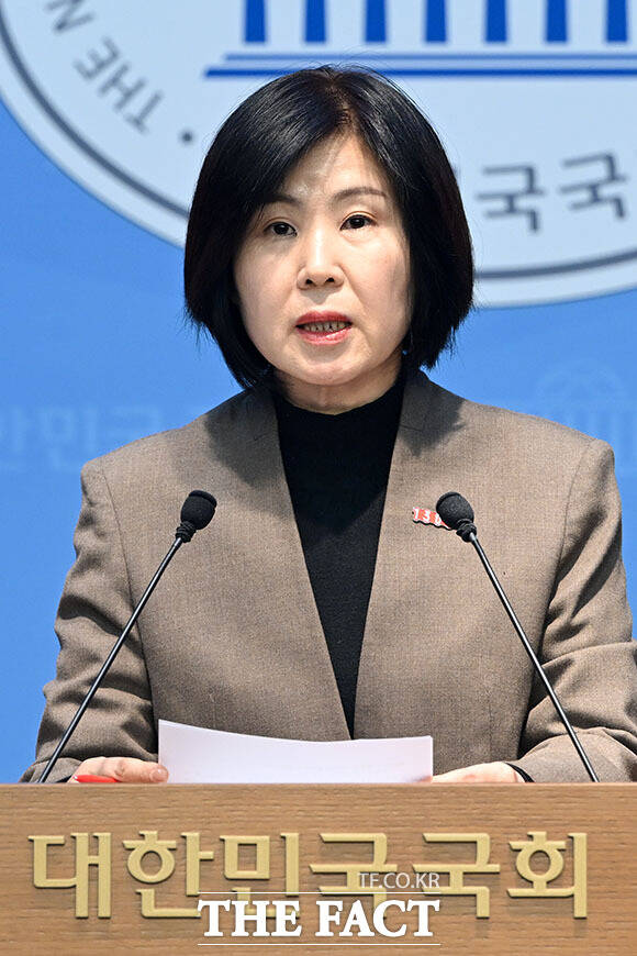 민주당의 독단적 상임위 운영과 코로나 백신 관리 실패 관련 기자회견 열고 발언하는 김미애 보건복지위 야당 간사.