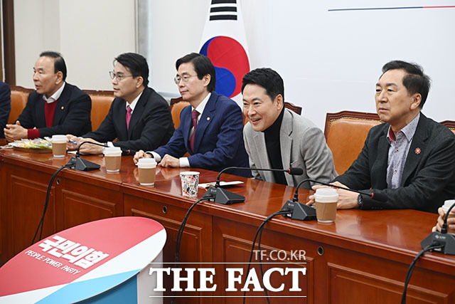 4선 이상 중진 의원들과 면담 갖는 장 대표.