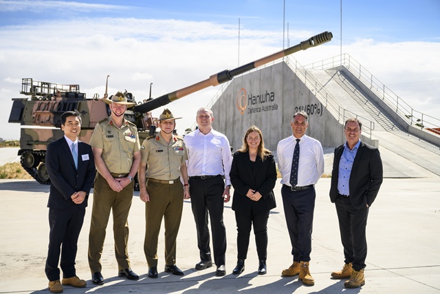 26일 호주 질롱시 한화에어로스페이스 H-ACE에서 열린 AS9 자주포 출하식에서 벤 허드슨(왼쪽에서 네 번째) 한화 디펜스 오스트레일리아(HDA) CEO와 호주 군 관계자들이 기념 촬영을 하고 있다. /한화에어로스페이스