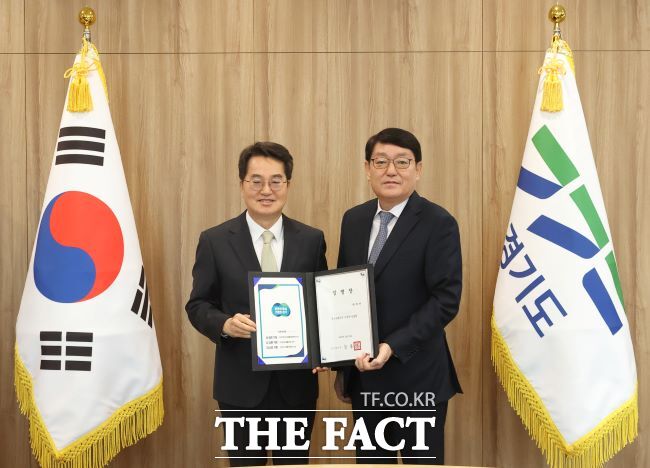 박재만 경기교통공사 신임 사장(사진 오른쪽)이 26일 임명장을 들고 김동연 경기도지사와 기념 촬영을 하고 있다. /경기도