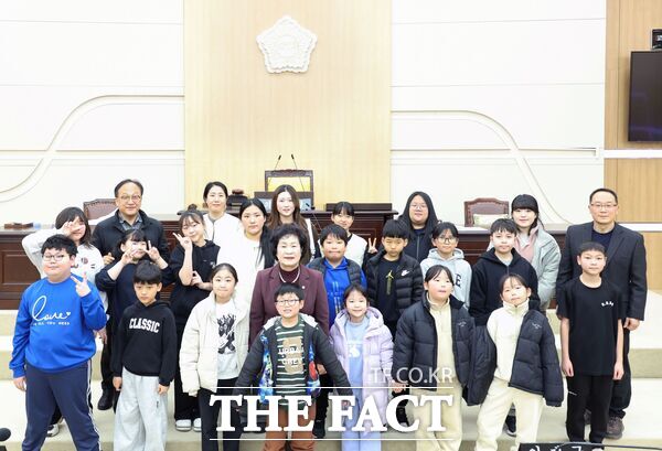 대전 동구의회가 26일 대동 지역아동센터 3개소 어린이 15명을 초청해 의회 견학 프로그램을 진행했다. /대전동구의회