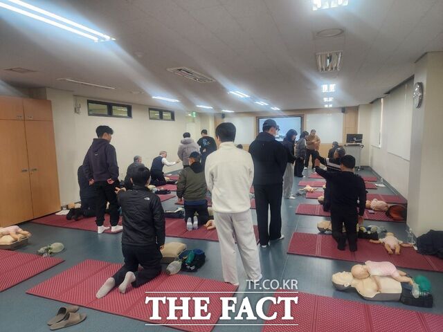 대전보건대학교에서 현장체험학습 보조인력 역량강화를 위한 심폐소생술교육을 진행하고 있다. /대전교육청