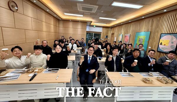 박범계 국회의원(민주당·4선)이 26일 천안아산역 인근 복합문화공간 신불당아트센터에서 충남 지역 청년 창업가, 제조·유통·요식업 종사자 등 다양한 업종 종사자들이 참석한 가운데 저서 ‘박범계의 더큰통합 압도적성장’ 출간을 앞두고 간담회를 개최했다. /박범계 의원실