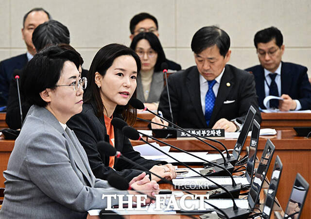 이주영 개혁신당 의원(왼쪽)이 26일 오전 서울 여의도 국회에서 열린 보건복지위원회 전체회의에 참석해 의사진생 발언을 하고 있다. /국회=배정한 기자