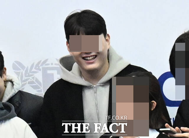 이부진 호텔신라 사장(왼쪽)과 홍라희 리움미술관 명예관장이 26일 서울 관악구 서울대학교 2026학년도 입학식에 참석해 이 사장의 아들 임동현 군의 입학을 축하하고 있다. /이새롬 기자