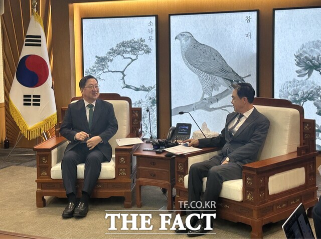 충남·대전 행정통합이 좌초 위기에 놓인 가운데 국민의힘 충남도당이 성명을 내고 비판에 수위를 올리고 있다. 사진은 김태흠 충남도지사(오른쪽)와 이장우 대전시장이 지난달 충남도청 도지사 접견실에서 비공개 회동을 갖고 대전·충남 행정통합 추진 방향과 향후 입법 과정에 대해 의견을 나누는 모습. /노경완 기자