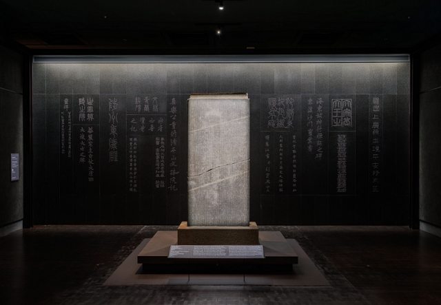 포스코그룹 포스코1%나눔재단(재단)이 시각장애인 등 사회적 약자의 관람을 돕는 포스아트(특수 철강재 위에 고해상도 잉크젯 프린팅 기술을 적용한 컬러강판) 기반 '촉각 전시물'을 제작해 국립중앙박물관에 기증했다. 비석 글씨를 모아 9m 너비 포스아트로 재연한 '옛 비석의 벽'. /포스코그룹