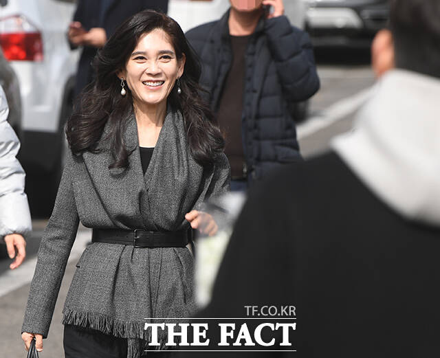 이부진 호텔신라 사장이 26일 오전 서울 관악구 서울대학교에서 열린 아들 임동현 군의 입학식에 참석해 동현 군을 향해 웃으며 다가가고 있다. /박상민 기자