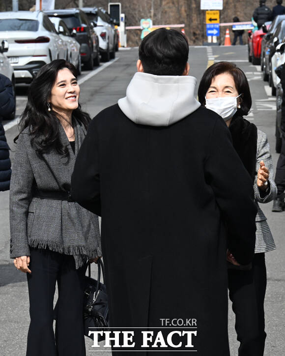 이부진 호텔신라 사장(왼쪽)과 홍라희 리움미술관 명예관장이 26일 서울 관악구 서울대학교 2026학년도 입학식에 참석해 이 사장의 아들 임동현 군의 입학을 축하하고 있다. /이새롬 기자