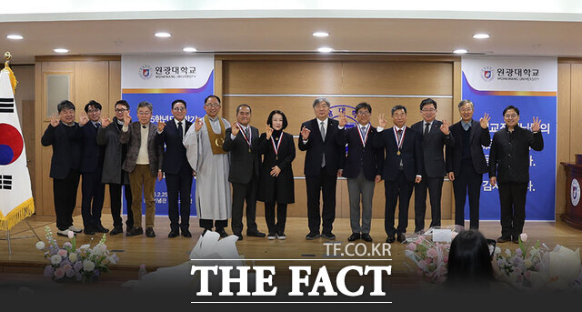 25일 익산시 신동 원광대학교 숭산기념관에서 열린 교직원 정년식에서 박성태 총장 등 참석자들이 기념 촬영을 하고 있다. /원광대