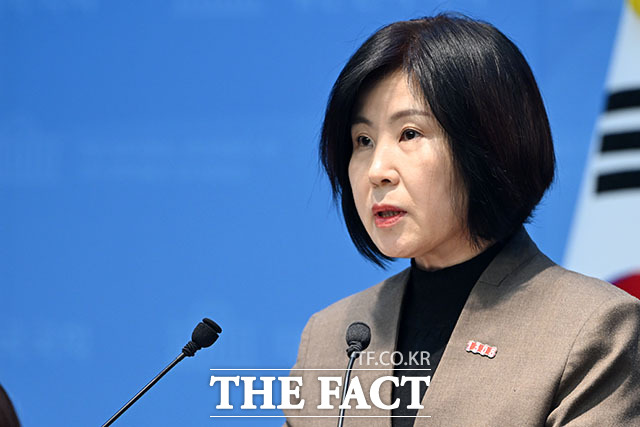 민주당의 독단적 상임위 운영과 코로나 백신 관리 실패 관련 기자회견 열고 발언하는 김미애 보건복지위 야당 간사.