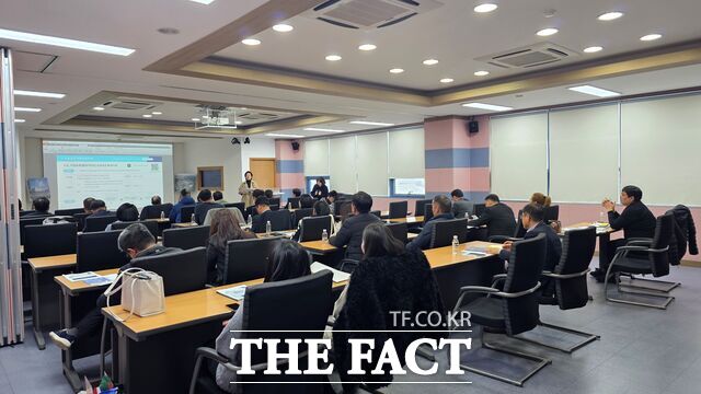 24일 충남테크노파크 미래자동차센터 세미나실에서 유관기관 관계자들이 '소상공인 분야 찾아가는 시책설명회'를 진행하고 있다. /충남경제진흥원