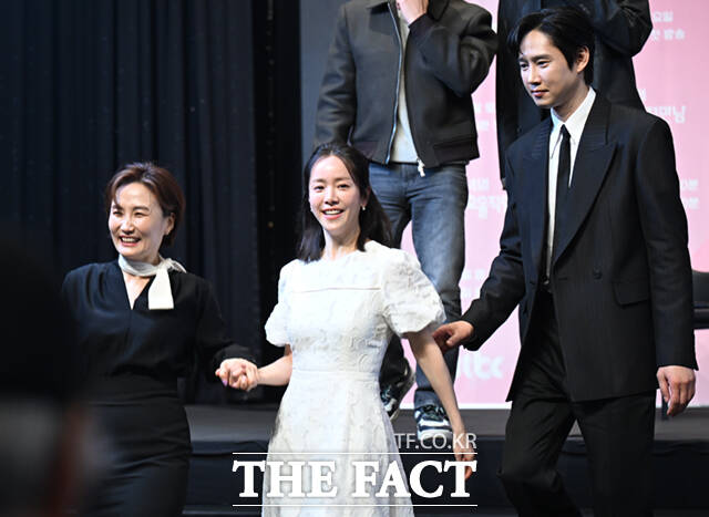 배우 한지민이 26일 오후 서울 구로구 더 링크호텔 서울에서 열린 JTBC 새 토일드라마 '미혼남녀의 효율적 만남' 제작발표회에 참석해 박경림(왼쪽)과 박성훈의 에스코트를 받으며 퇴장하고 있다. /이새롬 기자