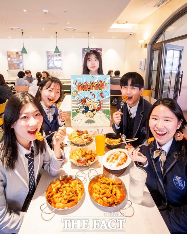 교복을 입은 모델들이 에버랜드 스낵버스터 레스토랑에서 떡볶이를 먹고 있다. /에버랜드