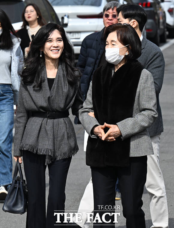 이부진 호텔신라 사장(왼쪽)과 홍라희 리움미술관 명예관장이 26일 서울 관악구 서울대학교 2026학년도 입학식에 참석해 이 사장의 아들 임동현 군의 입학을 축하하고 있다. /이새롬 기자