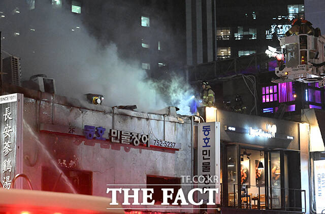 26일 오후 서울 중구 북창동의 한 식당에서 화재가 발생한 가운데 소방대원들이 화재를 진압하고 있다. /박헌우 기자