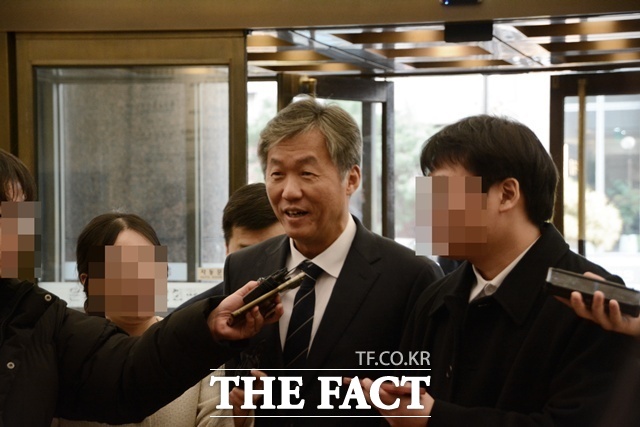 12일 오후 서울 중구 은행연합회관에서 간담회를 위해 최우형 케이뱅크 행장이 입장하고 있다. /김태환 기자