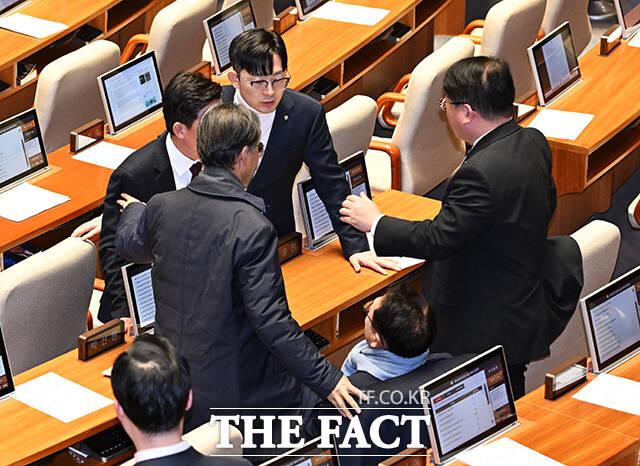 박충권 국민의힘 의원(윗쪽)이 26일 서울 여의도 국회에서 열린 제432회 국회(임시회) 제8차 본회의에 참석해 본인을 향해 “야 임마”라고 발언한 박선원 더불어민주당 의원(아랫쪽)에게 항의를 하고 있다. /국회=배정한 기자