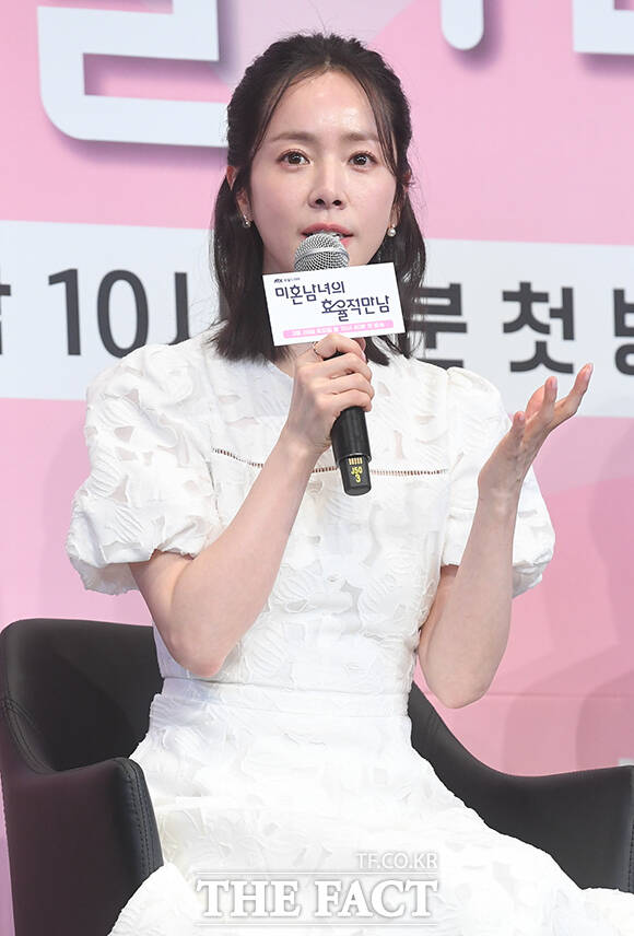 배우 한지민이 26일 오후 서울 구로구 더링크호텔에서 열린 JTBC 새 토일드라마 '미혼남녀의 효율적 만남' 제작발표회에 참석해 발언하고 있다. /박상민 기자