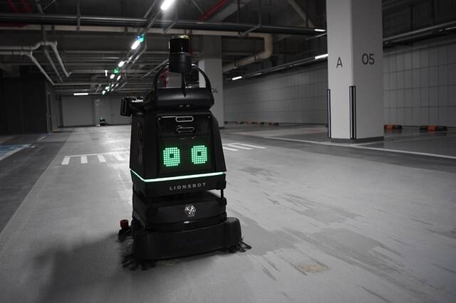 포스코이앤씨가 신반포 21차 주택재건축정비사업 현장에 AI 기반 자율주행 청소 로봇을 도입한다. /포스코이앤씨