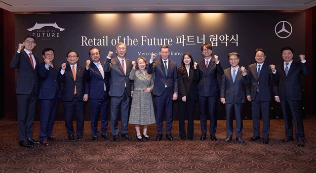 지난 25일 서울신라호텔에서 열린 리테일 오브 더 퓨처 파트너 협약식에서 마티아스 바이틀 벤츠코리아 대표이사(가운데)와 전국 11개 공식 딜러사 관계자들이 기념촬영을 하고 있다. /벤츠코리아