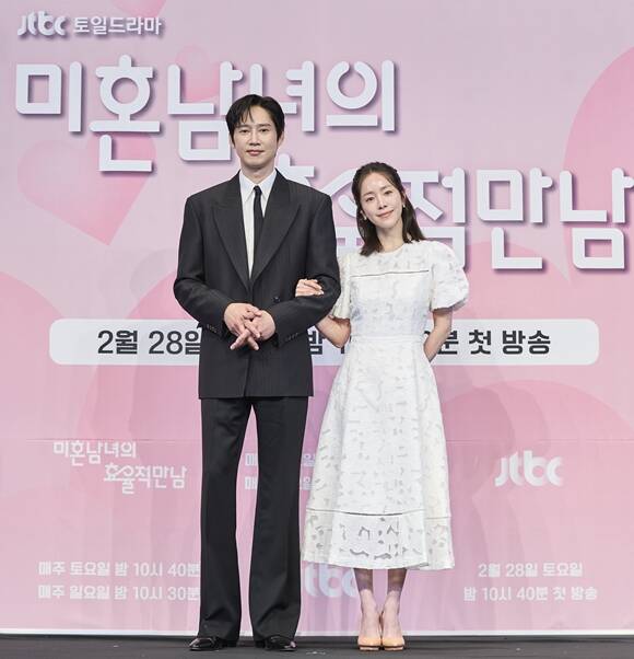배우 박성훈(왼쪽)과 한지민이 호흡을 맞춘 '미혼남녀의 효율적 만남'은 오는 28일 오후 10시 40분 첫 방송한다. /JTBC