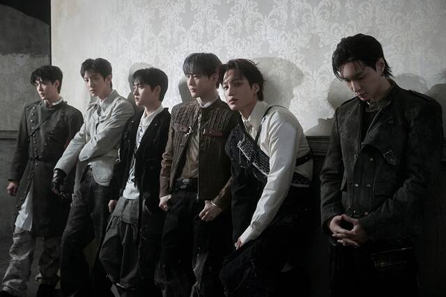 그룹 엑소(EXO)의 정규 8집 앨범 'REVERXE'가 100만 판매고를 기록했다. /SM엔터테인먼트