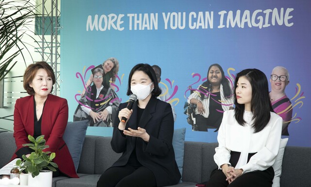 2026 세계 희귀질환의 날을 기념해 글로벌 중견 제약사인 입센코리아가 ‘국내 희귀 간 질환 인식 제고’를 위한 토크 이벤트를 열었다. 왼쪽부터 방현진 한국희귀·난치성질환연합회 사무국장, 김지수 PFIC 환우회 대표, 권구영 입센코리아 희귀질환 분야 메디컬 이사. /입센코리아