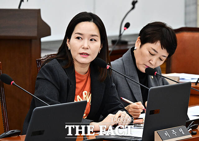 이주영 개혁신당 의원(왼쪽)이 26일 오전 서울 여의도 국회에서 열린 보건복지위원회 전체회의에 참석해 의사진생 발언을 하고 있다. /국회=배정한 기자