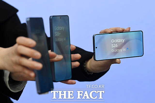삼성전자가 ‘갤럭시 S26’ 시리즈를 공개한 26일 오후 서울 종로구 KT광화문 빌딩 웨스트 KT 대리점에서 직원들이 갤럭시 S26 시리즈를 소개하고 있다. /서예원 기자