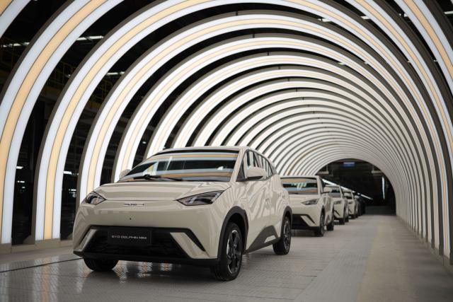 BYD는 2450만원대 소형 해치백 '돌핀'을 앞세워 국내 시장 공략을 강화하고 있다. /BYD