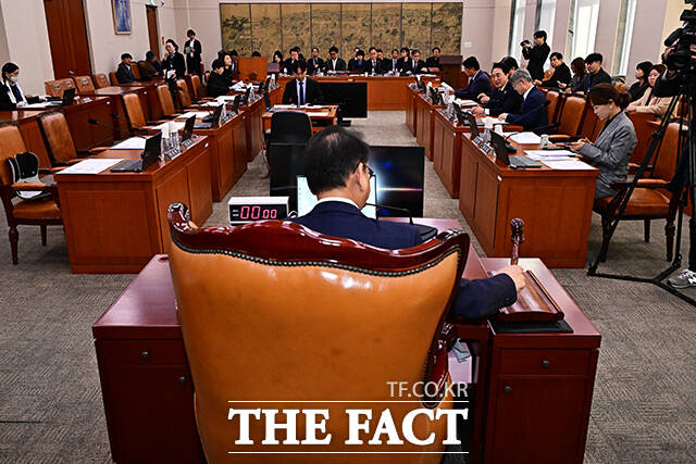 야당 위원 없이 안건 의결하는 김교흥 문체위원장.