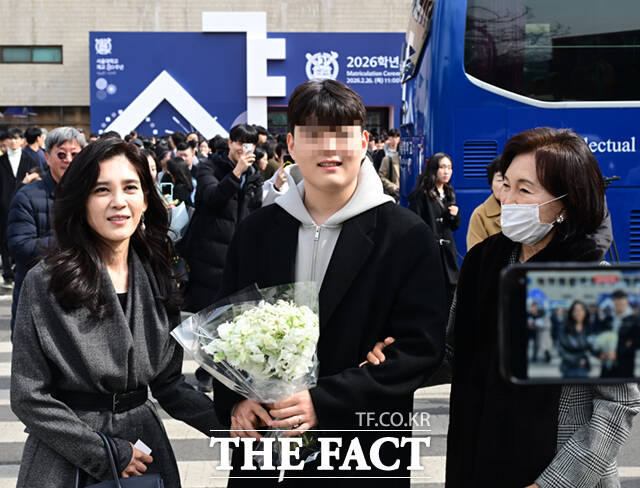 이부진 호텔신라 사장과 홍라희 리움미술관 명예관장이 26일 서울 관악구 서울대학교 2026학년도 입학식에 참석해 이 사장의 아들 임동현 군의 입학을 축하하고 있다. /이새롬 기자