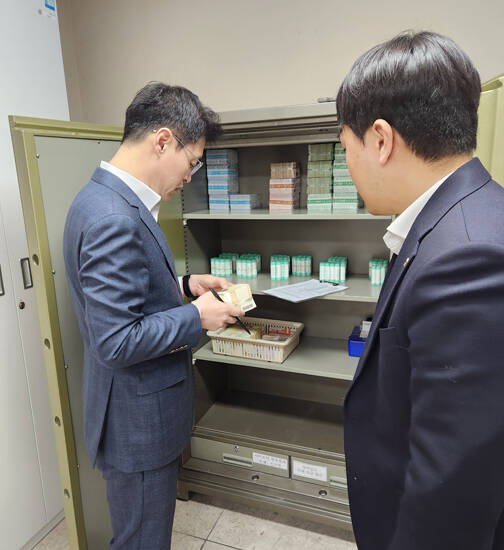 김진욱 본부장이 시재조사를 하고 있다. / NH농협은행 경북본부