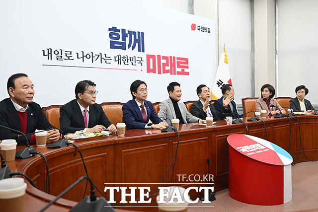 4선 이상 중진 의원들과 면담 갖는 장 대표.