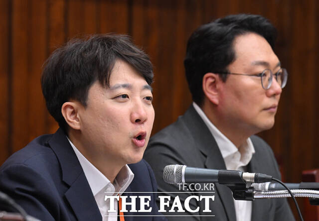 이준석 개혁신당 대표(왼쪽)와 한동훈 전 국민의힘 대표는 '반국민의힘'이라는 공통 분모가 있다. 하지만 실제 연대 가능성은 낮은 것으로 분석된다. /이새롬 기자