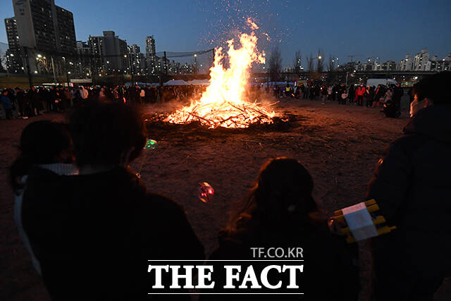 양천구는 28일 오후 3시부터 '제24회 정월대보름 민속축제'를 개최한다. 사진은 지난해 열린 '제23회 양천구 정월대보름 민속 축제'에서 시민들이 달집태우기를 관람하며 건강과 안녕을 기원하는 모습. /서예원 기자