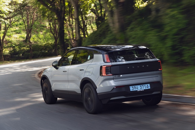 볼보자동차코리아는는 소형 전기 스포츠유틸리티차(SUV) EX30의 가격을 다음달부터 최대 761만원 인하한다. 교외 도로를 달리는 볼보 EX30 크로스컨트리(CC) 후면. /볼보자동차코리아