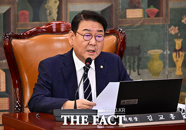 회의 주재하는 김교흥 문체위원장.