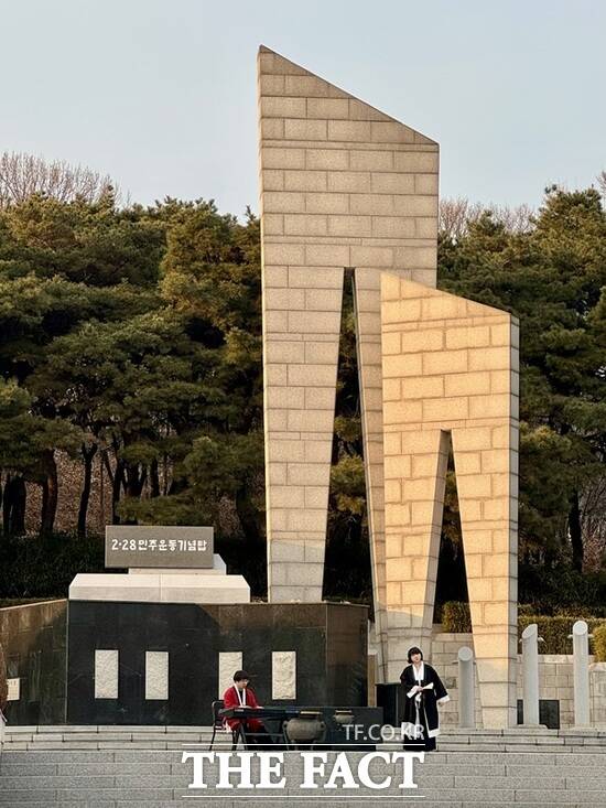 대구 2·28민주운동 기념탑 앞에서 영상을 촬영하는 소리빛 /대구문화예술회관