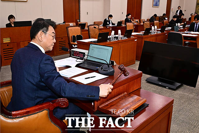 안건 상정하는 김교흥 문체위원장.