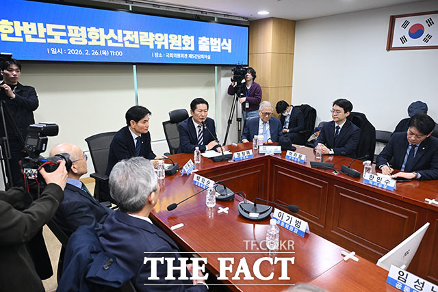 한반도평화신전략위원회 출범식에 참석해 인사말 하는 정 대표.