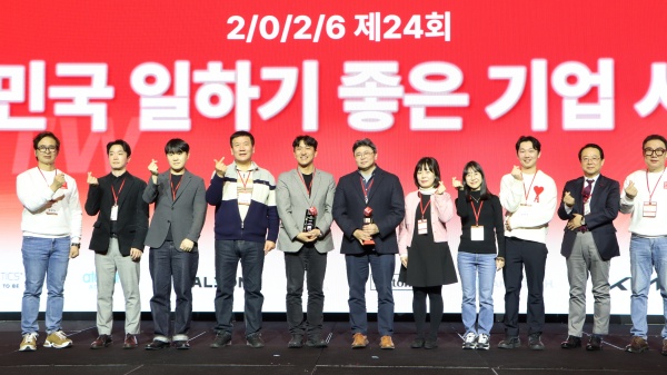 기아가 GPTW 경영 혁신 컨퍼런스에서 '대한민국 일하기 좋은 100대 기업'에 선정됐다. 기아 피플앤컬처팀 이준길 팀장(왼쪽에서 다섯번째), 경영지원1실장 박영재 실장(왼쪽에서 여섯번째)이 ‘GPTW 경영 혁신 컨퍼런스’ 수상자들과 기념촬영을 하고 있는 모습. /기아