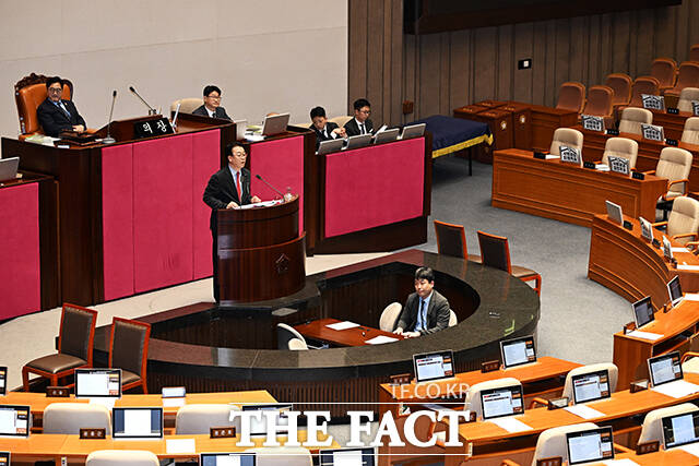 곽규택 국민의힘 의원이 26일 서울 여의도 국회에서 열린 제432회 국회(임시회) 제8차 본회의에 참석해 헌법재판소법 일부개정법률안(재판소원법)에 대한 무제한토론(필리버스터)를 하고 있다. /국회=배정한 기자