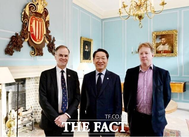 유정복 인천시장(가운데)이 25일(현지시간) 영국 케임브리지대학교에서 폴 브리스토 케임브리지셔-피터버러 광역시장(오른쪽), 앤디 파커 케임브리지대 피터하우스 학장(왼쪽)과 협력방안을 논의한 뒤 기념촬영을 하고 있다./인천시